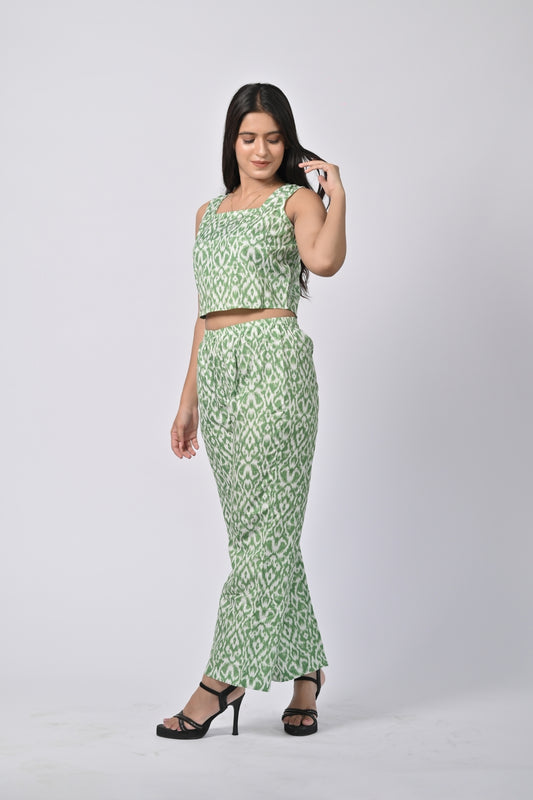 Chic Floral Crop Top and Pants Set